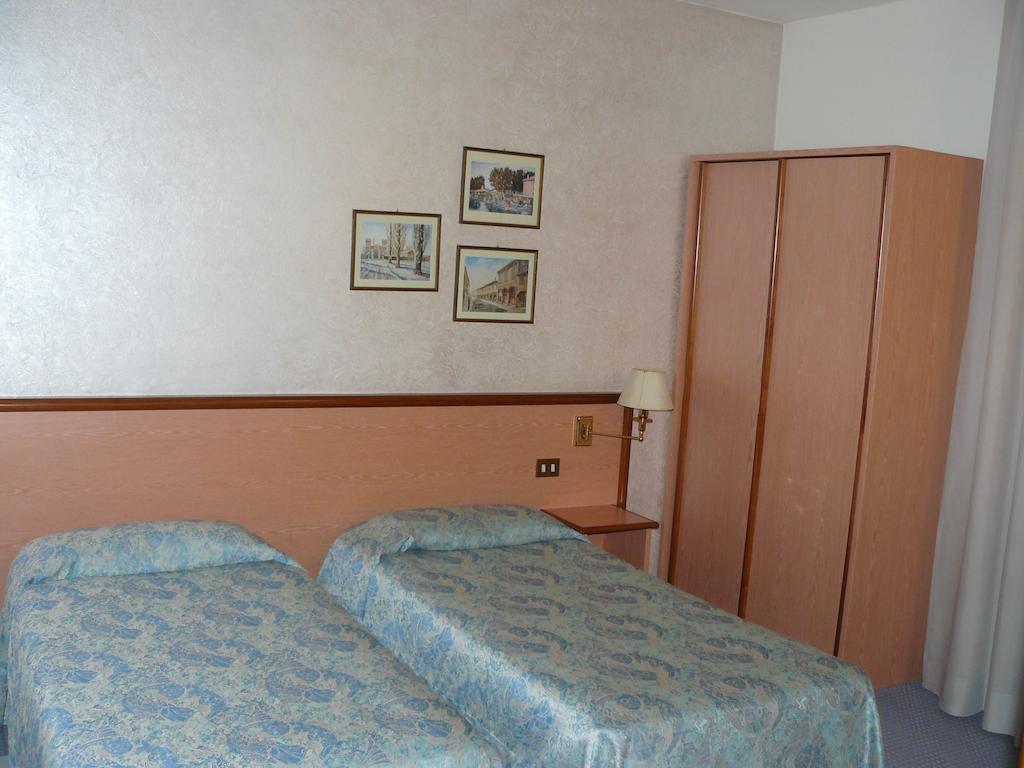 Confidence Hotel Europa Cento  Szoba fotó